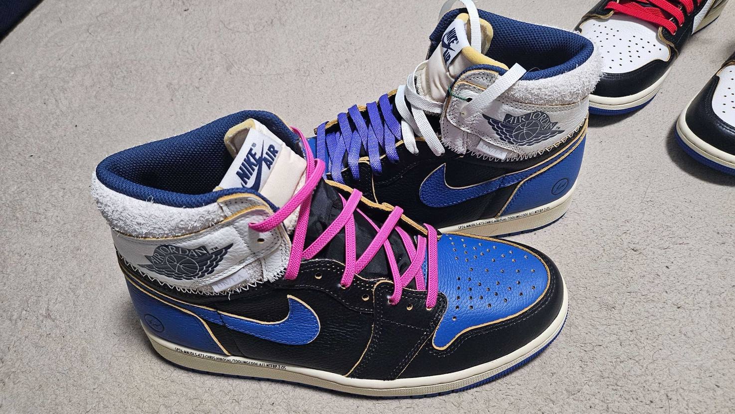 シューレース悩み中🤔
バーシティレッドはたまたま青と赤のシ