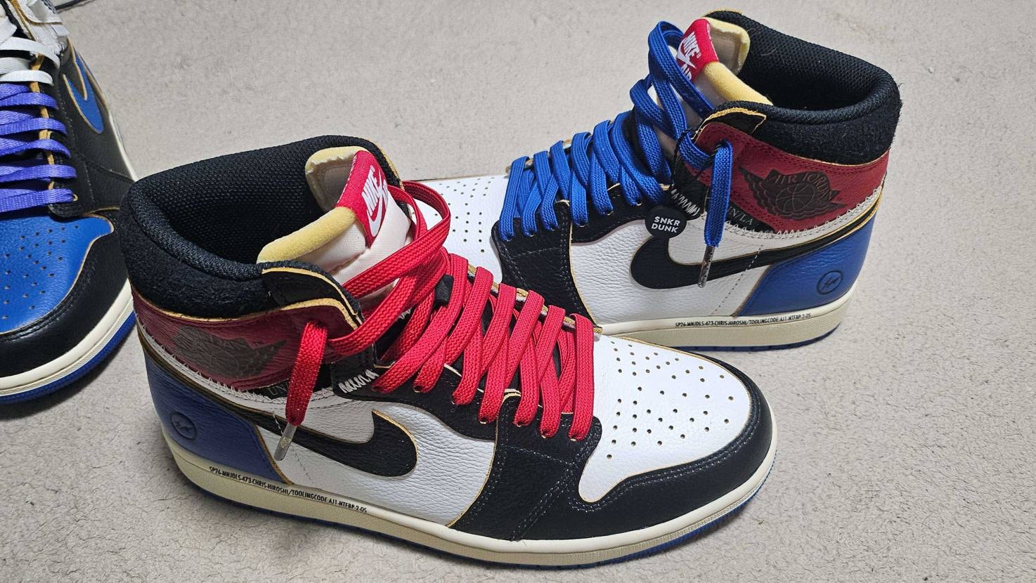 シューレース悩み中🤔
バーシティレッドはたまたま青と赤のシ