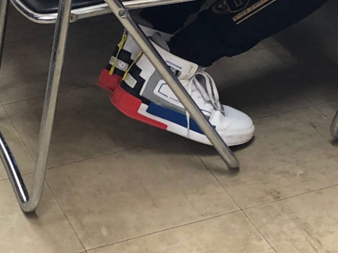 このスニーカーわかる人教えてください。
盗撮しました🤠