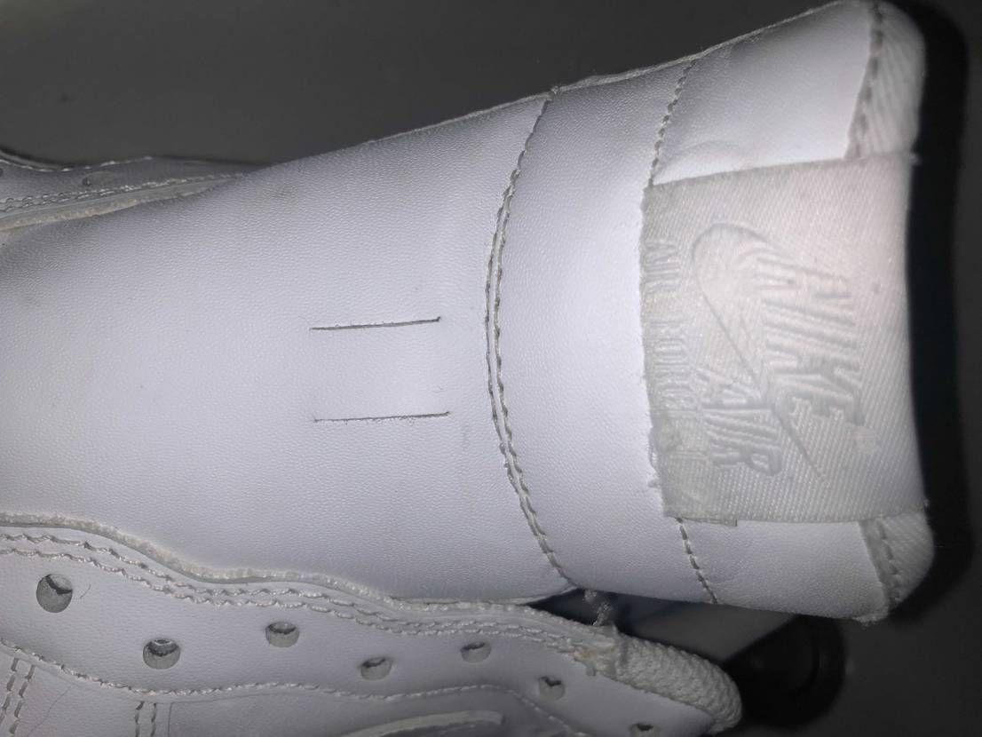 皆さんはエアフォース1 の、
シュータンの刺繍と内側の布地って
どのようにし