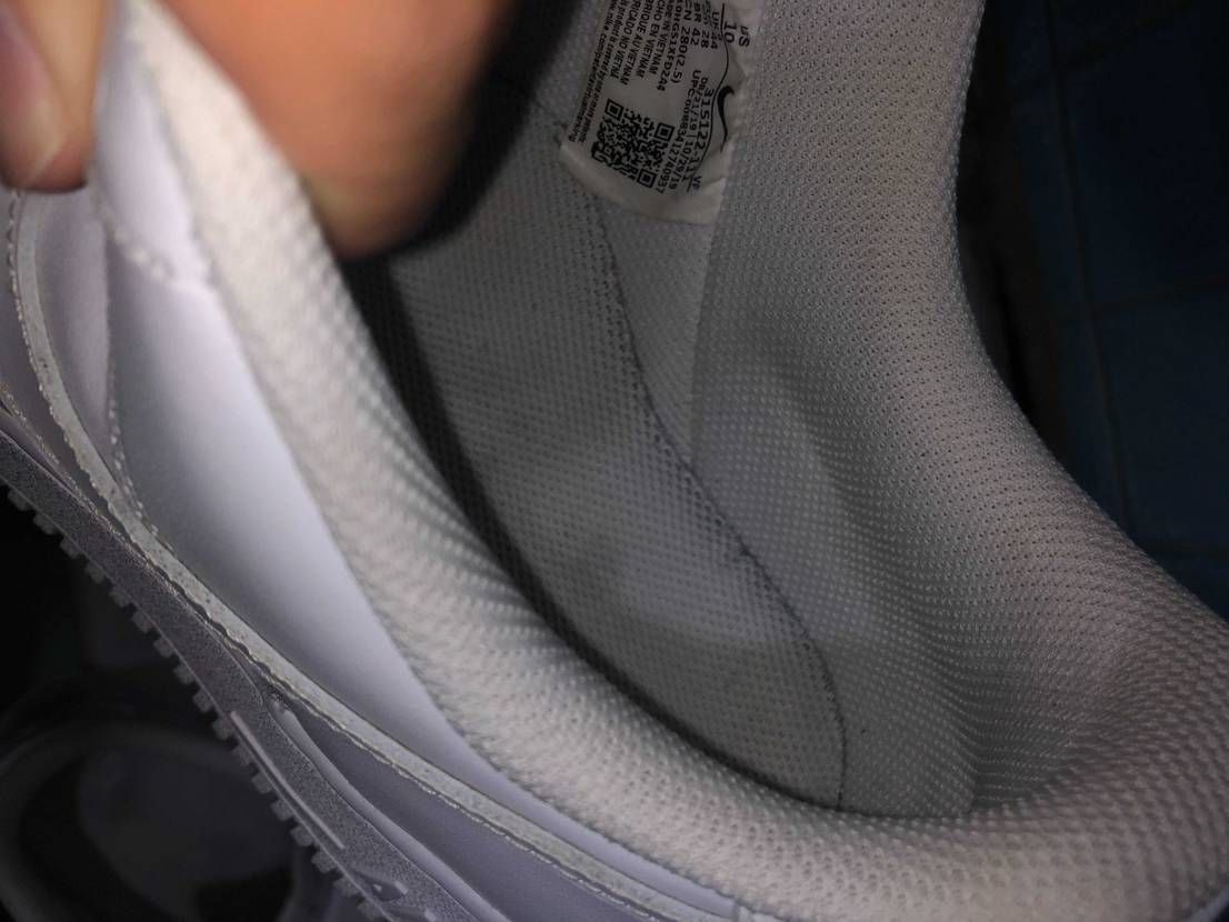 皆さんはエアフォース1 の、
シュータンの刺繍と内側の布地