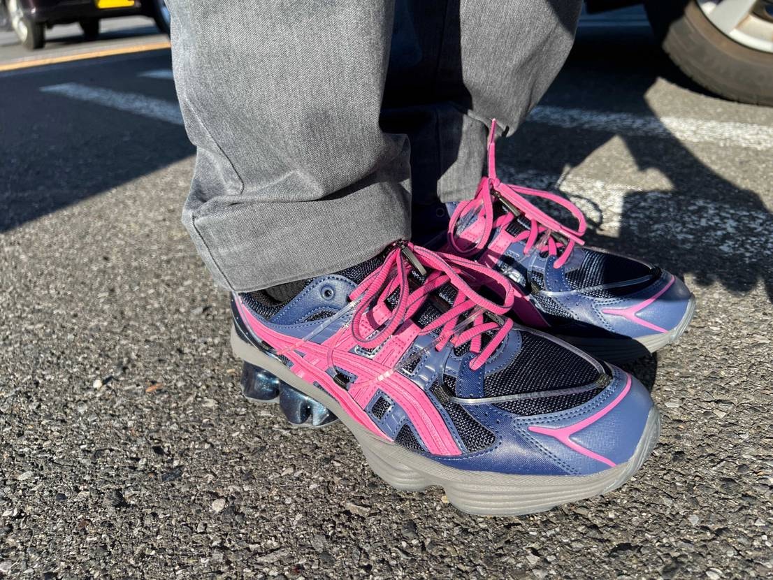 日向下での昼と街灯や車のライトに照らされる夜とで表情変えてくるの良き😆