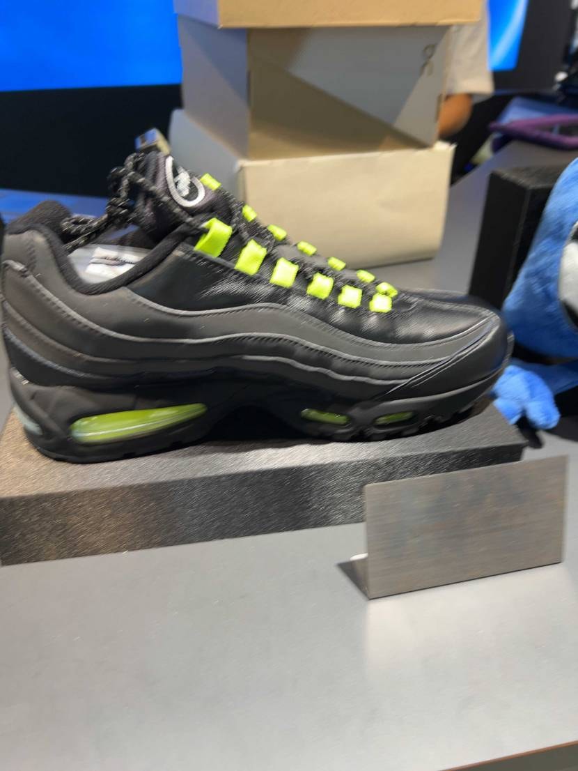 渋谷店頭に出てる…(サイズは聞いてないので不明)