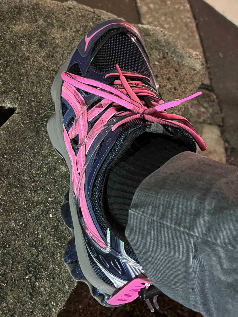 日向下での昼と街灯や車のライトに照らされる夜とで表情変えてく