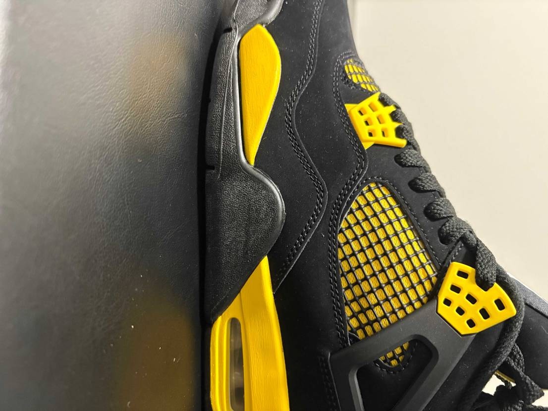 こちら新品のまま透明のシューズボックス内で保管してあたらミッドソールに白いついて