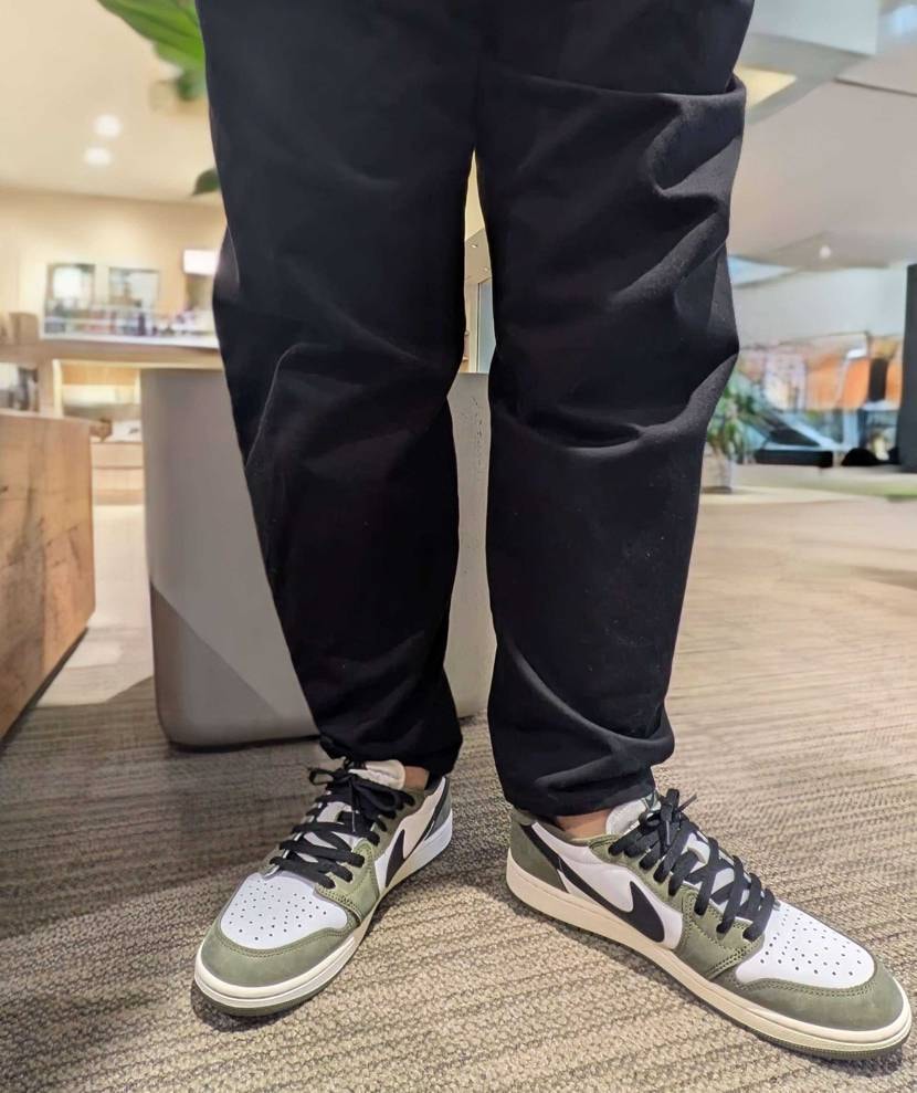 最近はオリーブ系のファッションが多かったので、自分的には絶対に欲しい1足でした〜