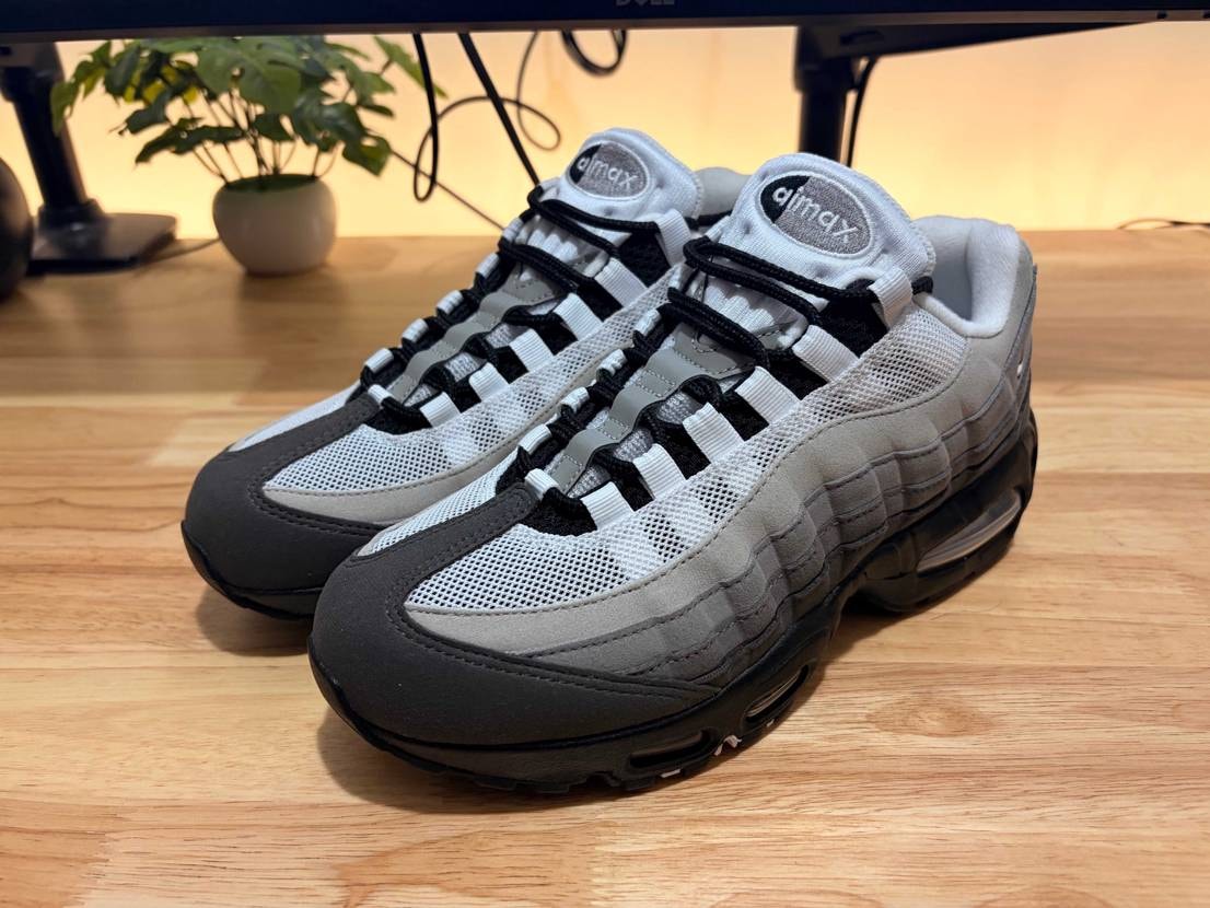 黒のシューレースに変えてみました。