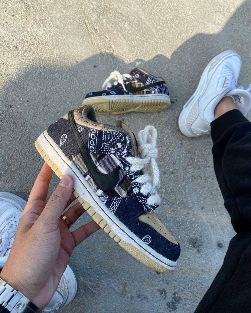 Scott x dunk details