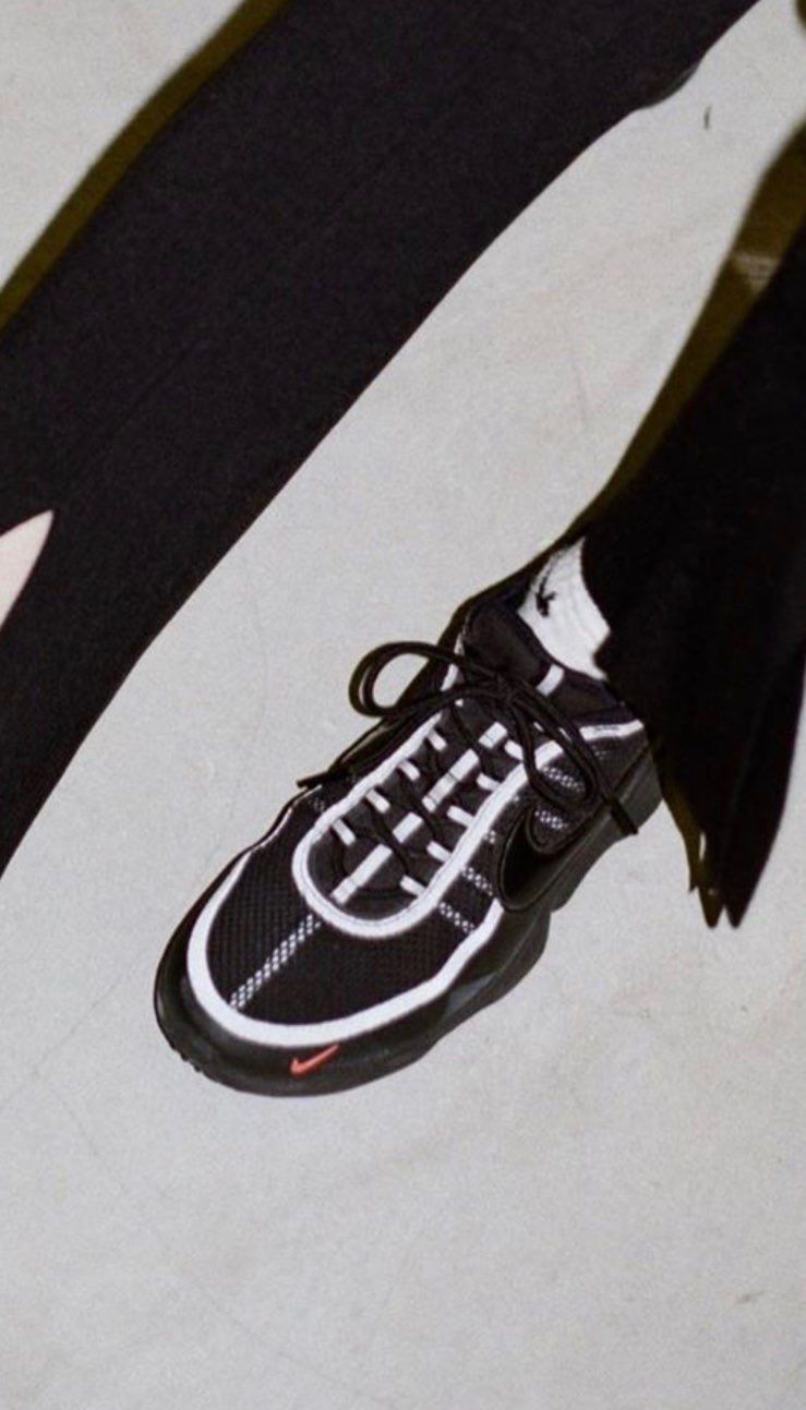 このスニーカーってなんてモデルかわかる人いますか？