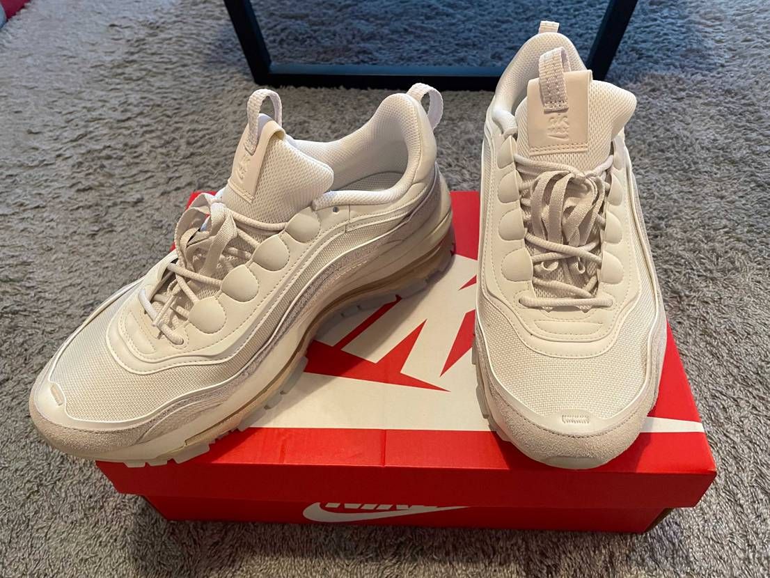 仕事用に単色スニーカーを探してたところAIRMAX97FUTURAを見つけて一目