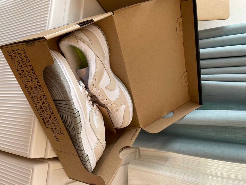 これ、先程NIKEからとどいたんですが、薄紙とか入ってなかったんですけど、合って