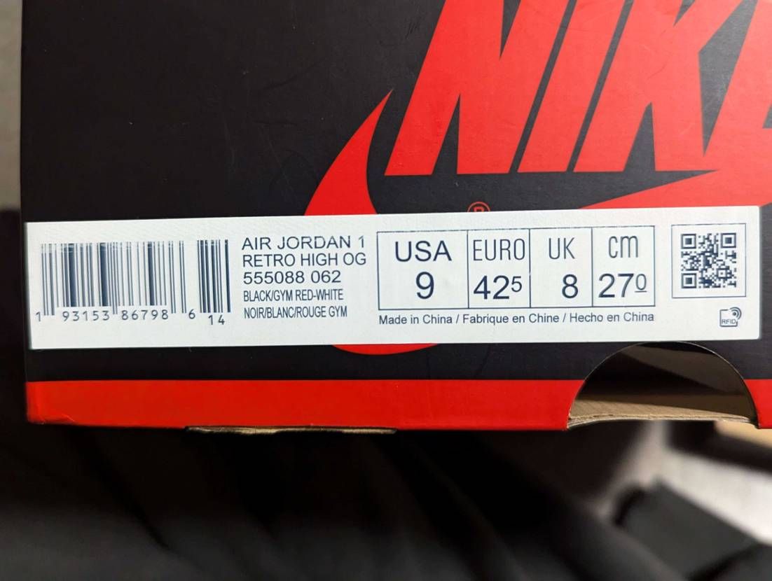 某フリマアプリで買ったエアジョーダン1"blood line"なんですけど本物で
