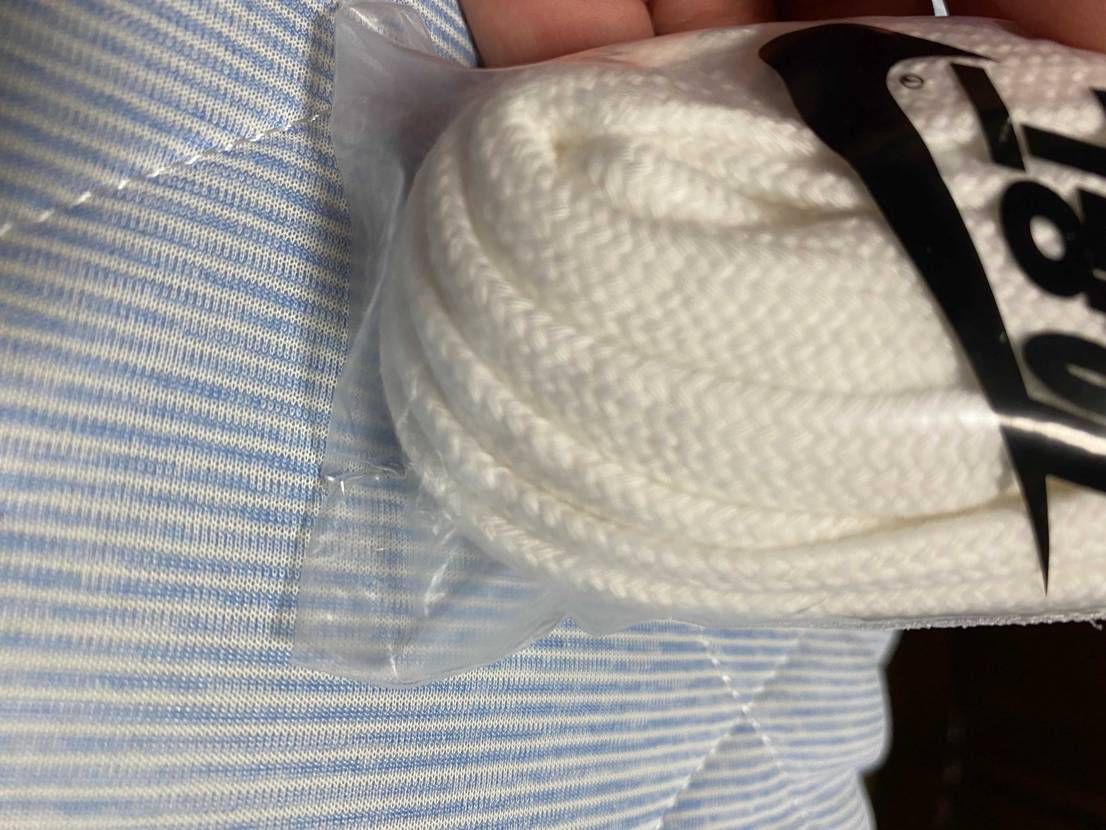 だいぶ前に白パラノイズ買ったんですが
変え紐の袋にプラのシールがついてなかった