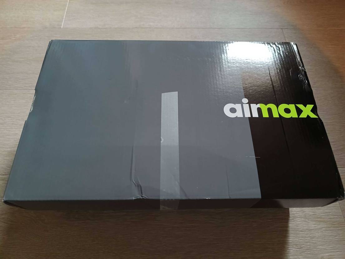 先ほどJD Sportsより着弾。注文日は6日。
箱も概ね綺麗で関税は2700