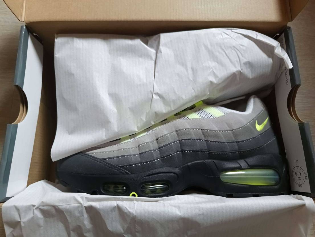 先ほどJD Sportsより着弾。注文日は6日。
箱も概ね