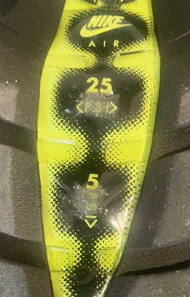 95をおろしたのですが気圧表記の部分がコツコツ当たってたまに音がするんですがこん