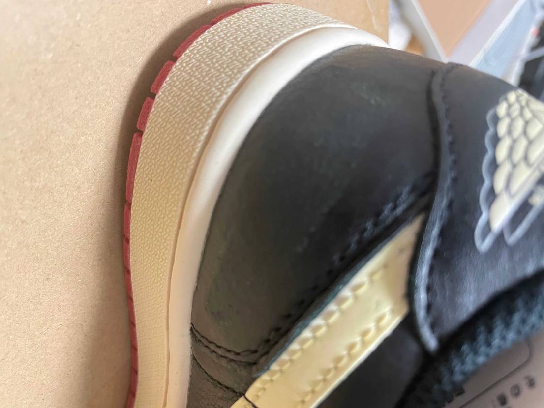 これがNIKEクオリティってやつか？
それともショップの管理が雑なだけか？