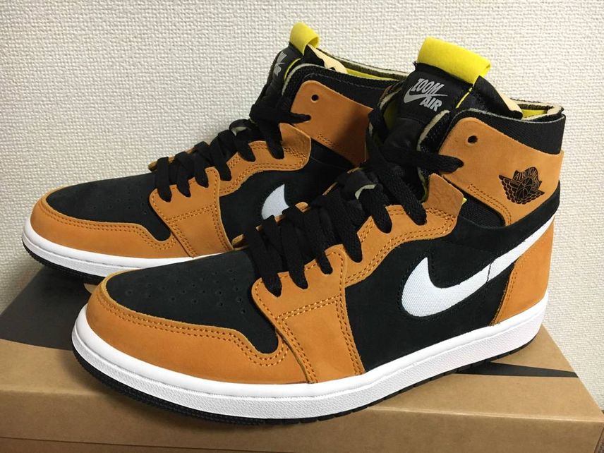 入手しました。
初めてのAJ1 ZOOM
個人的に好みド真ん中の配色。
ジ
