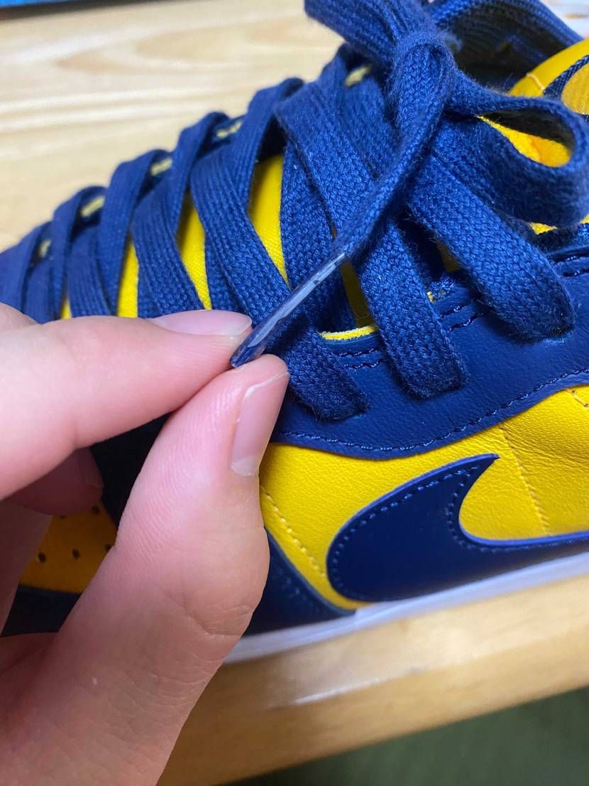 シューレースのチップ（？）がぺったんこ過ぎる😂
通しにくいわ！