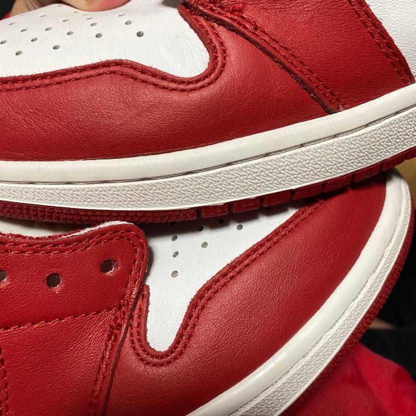 AJ1Chicago2015 goatで買ったんだけど
こんな左右で違う個体差