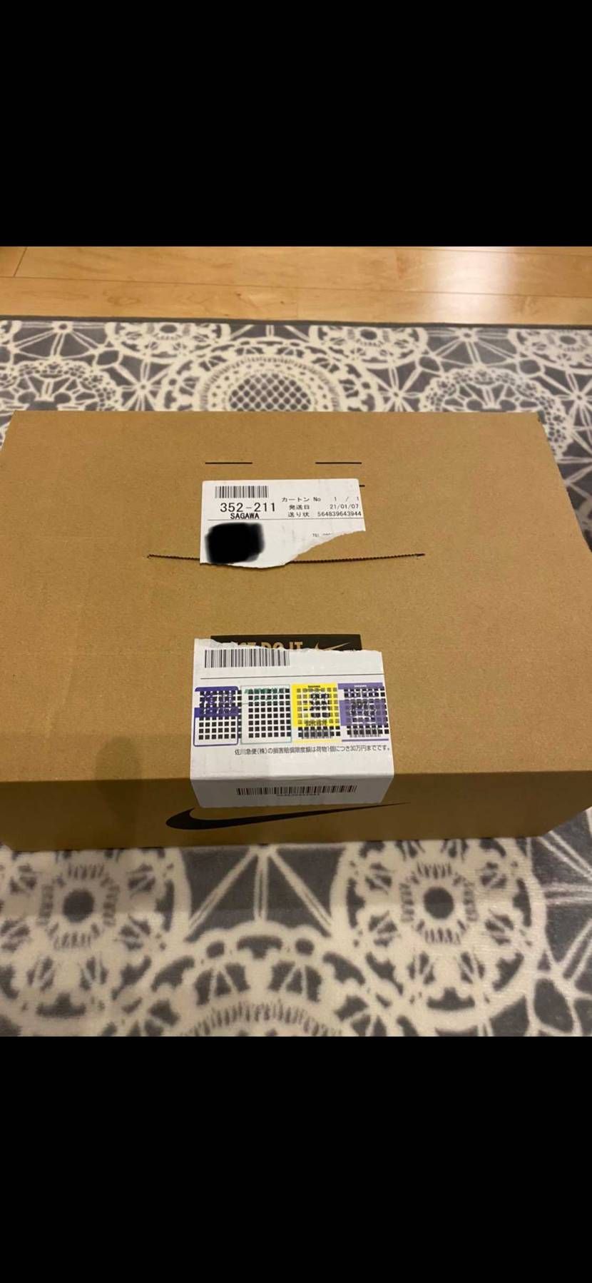 昨日届いたけど、この状態。開けた？
黄ばみは仕様ですか？