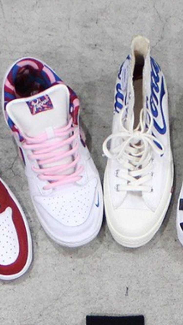 すいません！
この二足のスニーカーって名前わかりますか？💦