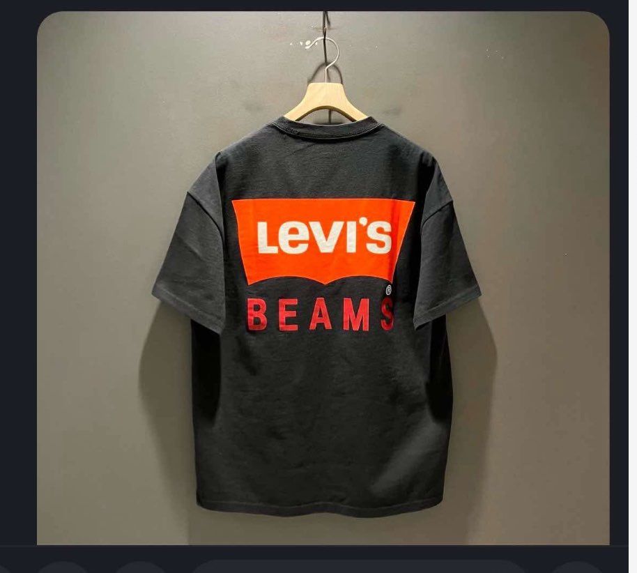 Levi'sとBEAMSのコラボ、ダークグレーのリラックスフィット半袖Tシャツ。