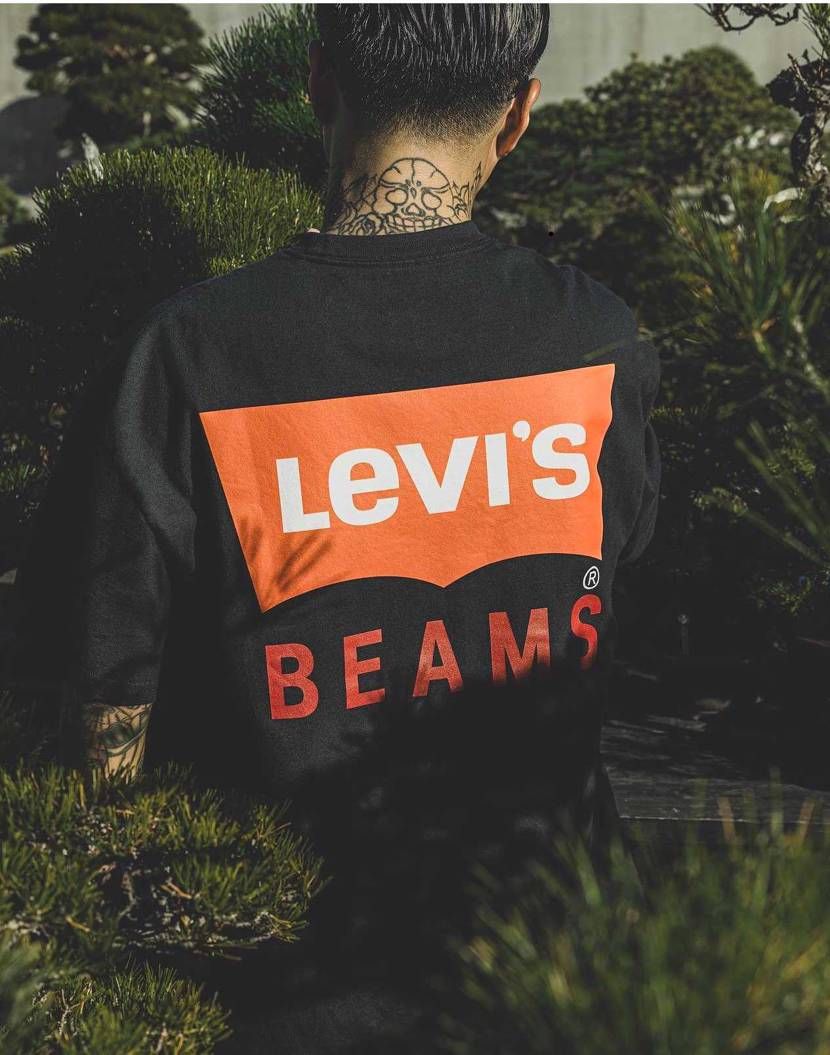 Levi'sとBEAMSのコラボ、ダークグレーのリラックスフィット半袖Tシャツ。