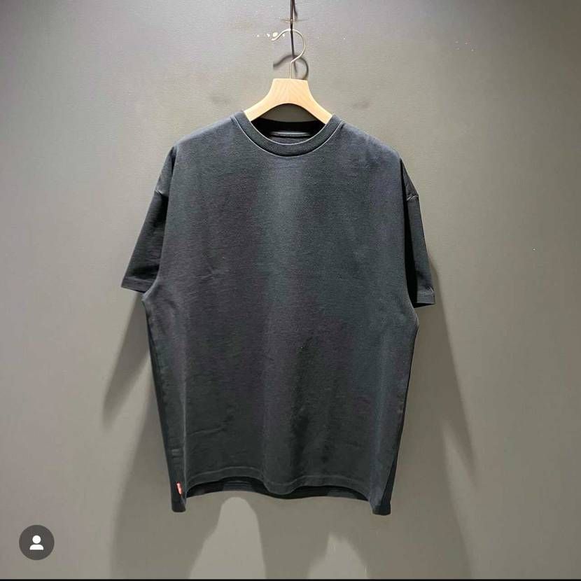 Levi'sとBEAMSのコラボ、ダークグレーのリラックスフ