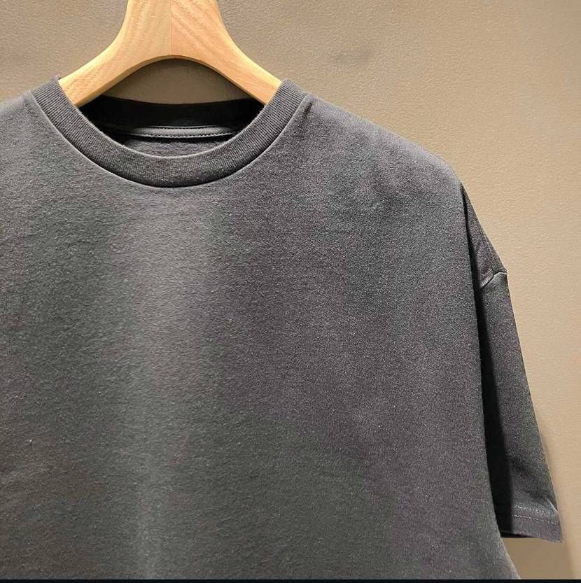 Levi'sとBEAMSのコラボ、ダークグレーのリラックスフ