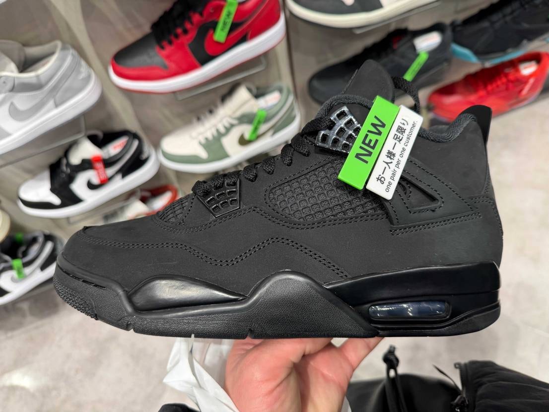 ABCマートに普通に🐈‍⬛あった
めっちゃかっこいい
買おうか思ったが高すぎ