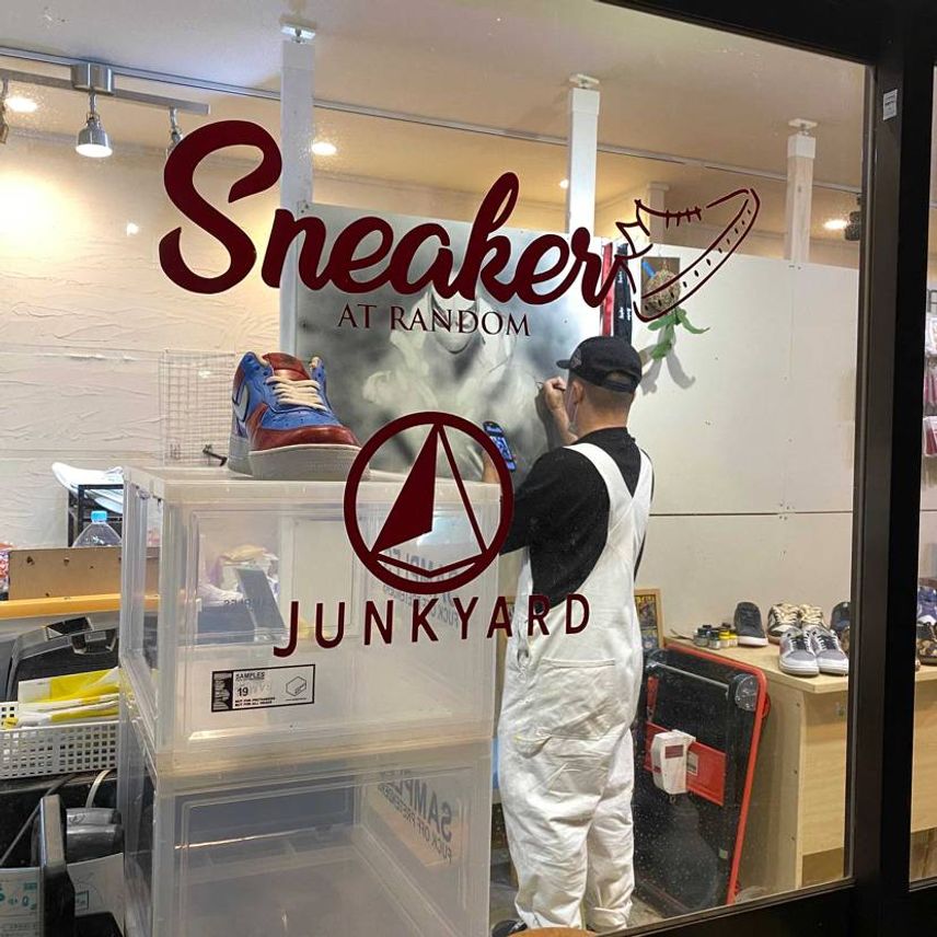 スニーカーカスタム&リペアショップ
アトランダムの店長、山口さんの営業時間