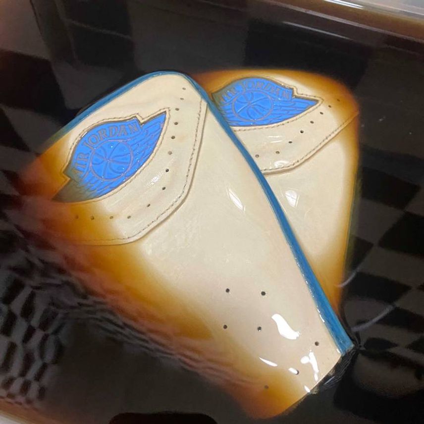 前の投稿の続き
合皮から本革で作り直したタンを染めて
ちゃんと革で作ったから