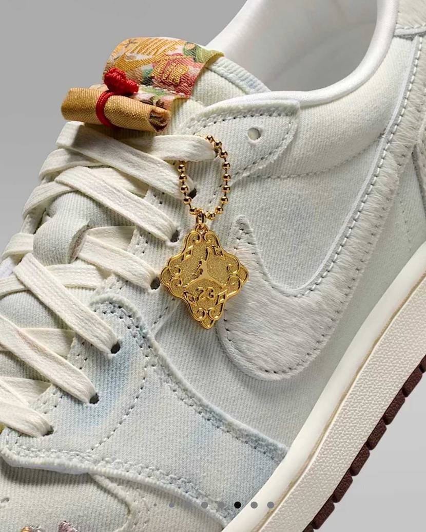 デニムにハラコに刺繍に掛軸タグ？
なんだこれ 笑
何か可