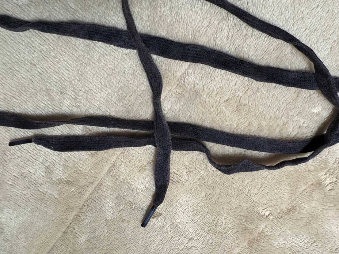 某A○Cマートのコットン黒シューレースを、一度脱色して黒染料を筆塗りして、今度は