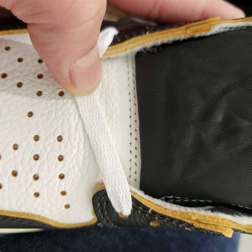 本日スニーカーズより届いて先ほど履いてみましたが、今回のAJ1タンの付け根とトゥ