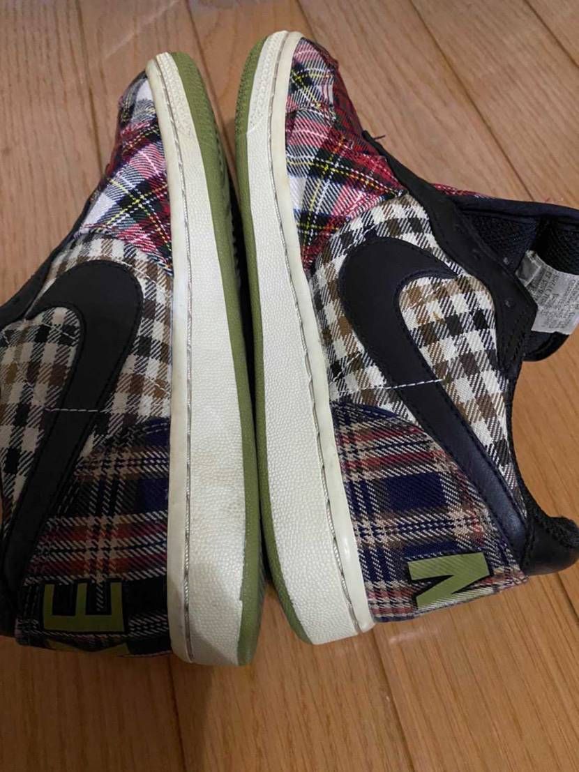 このスニーカーのモデルわかる方いますか？
ダンクにも見えるんですが。なんせ古い