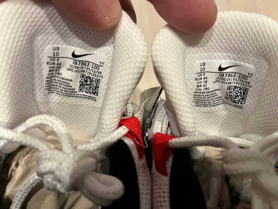 モス当選品が届いたんですが左右で違和感を感じたのは自分だけで