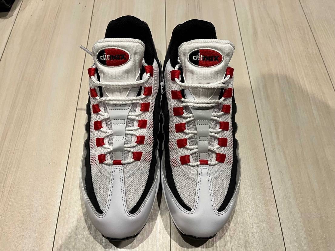 モス当選品が届いたんですが左右で違和感を感じたのは自分だけでしょうか？

①