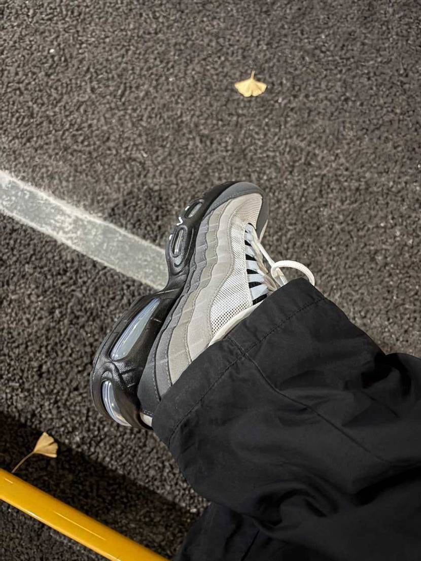 気に入り過ぎて毎週履いてる🩵世代じゃないから魅力に気付くのが遅くなったのを後悔し