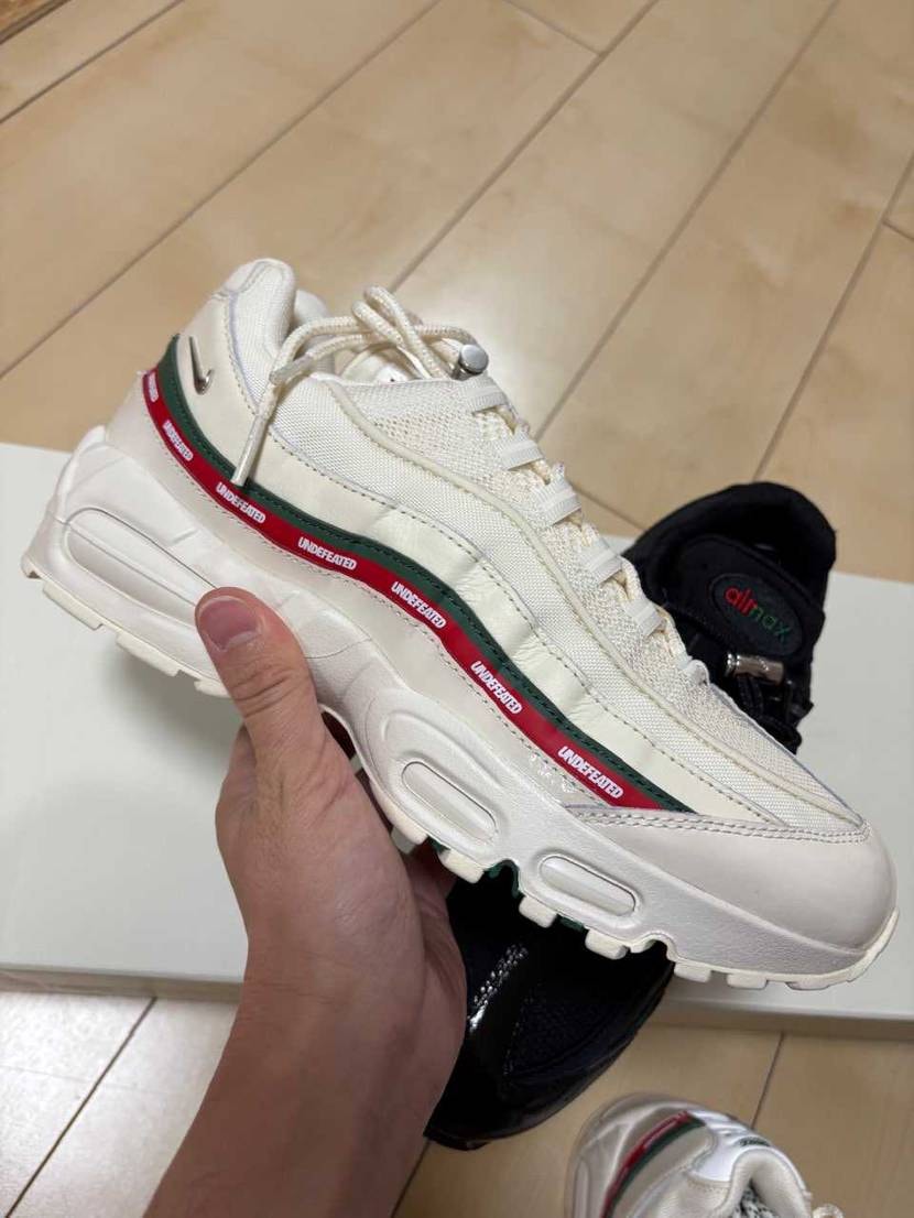 こちらの親切な方の情報提供のおかげで白は火曜日に渋谷店舗にて購入、黒は先程当選分