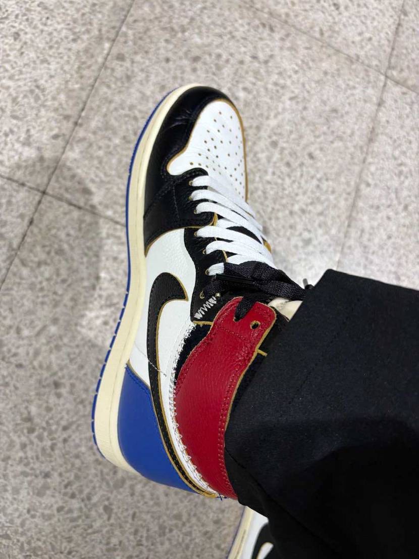 届いて2日で合◯…カッコ良過ぎた…あとAJ1なのにめっちゃ歩きやすい…文句無しで