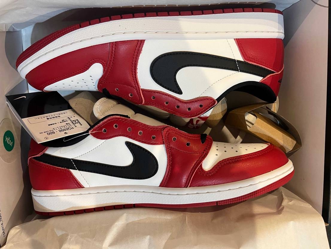 届くの思ったより早くて良かった。
他のエアジョーダン1履いてると通気孔ひび割れ