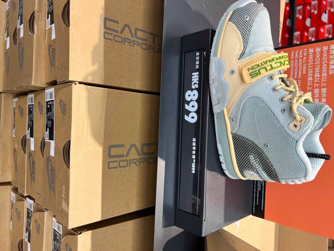 香港のアウトレットにて