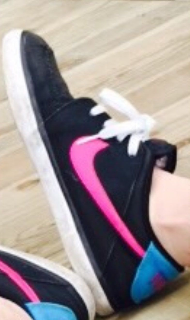 【ご存知の方教えてください】
約10年ほど前に購入したスニーカーになりますが、