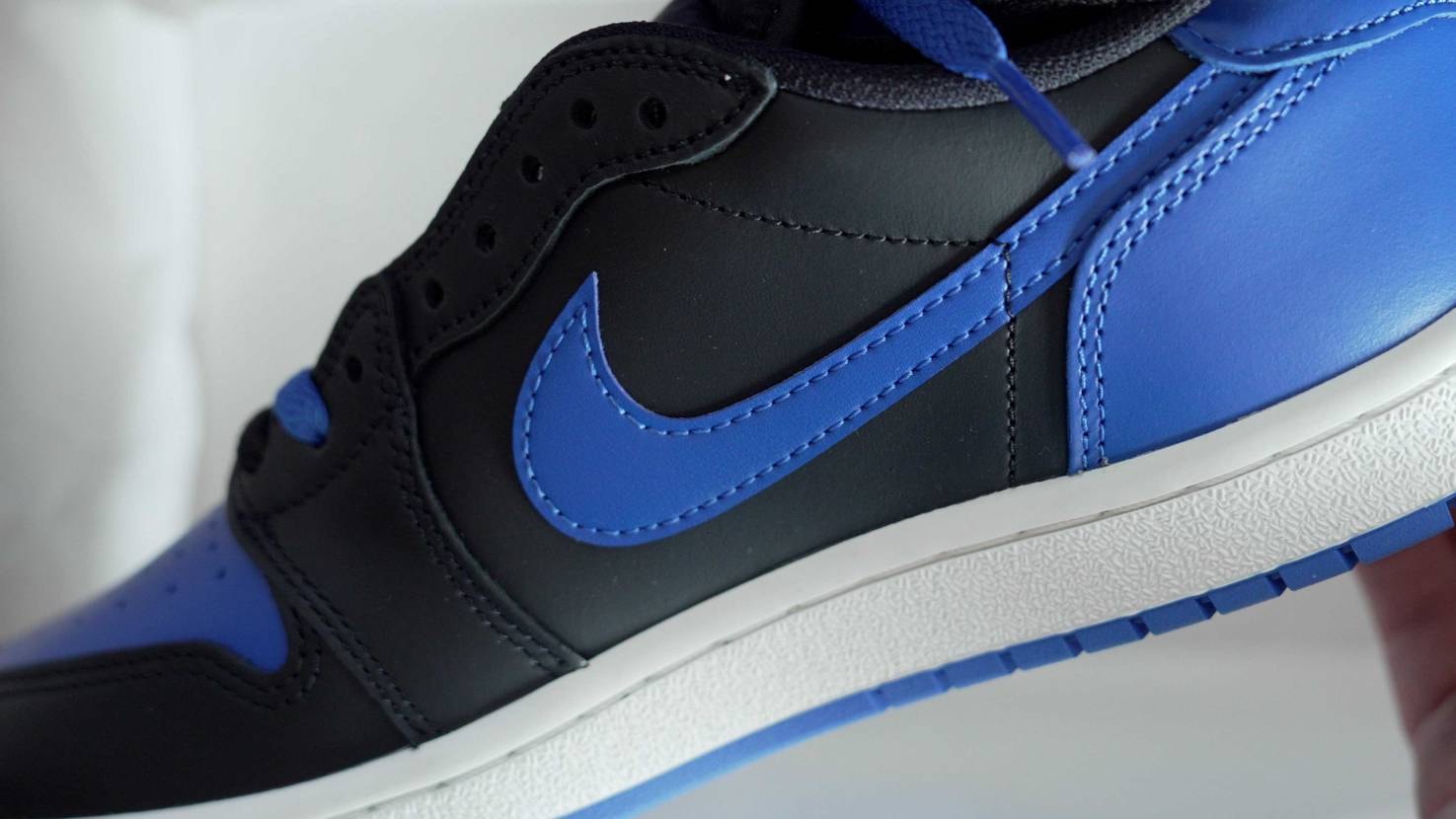 今年発売されたAJ1　low 85royalと今回のchic