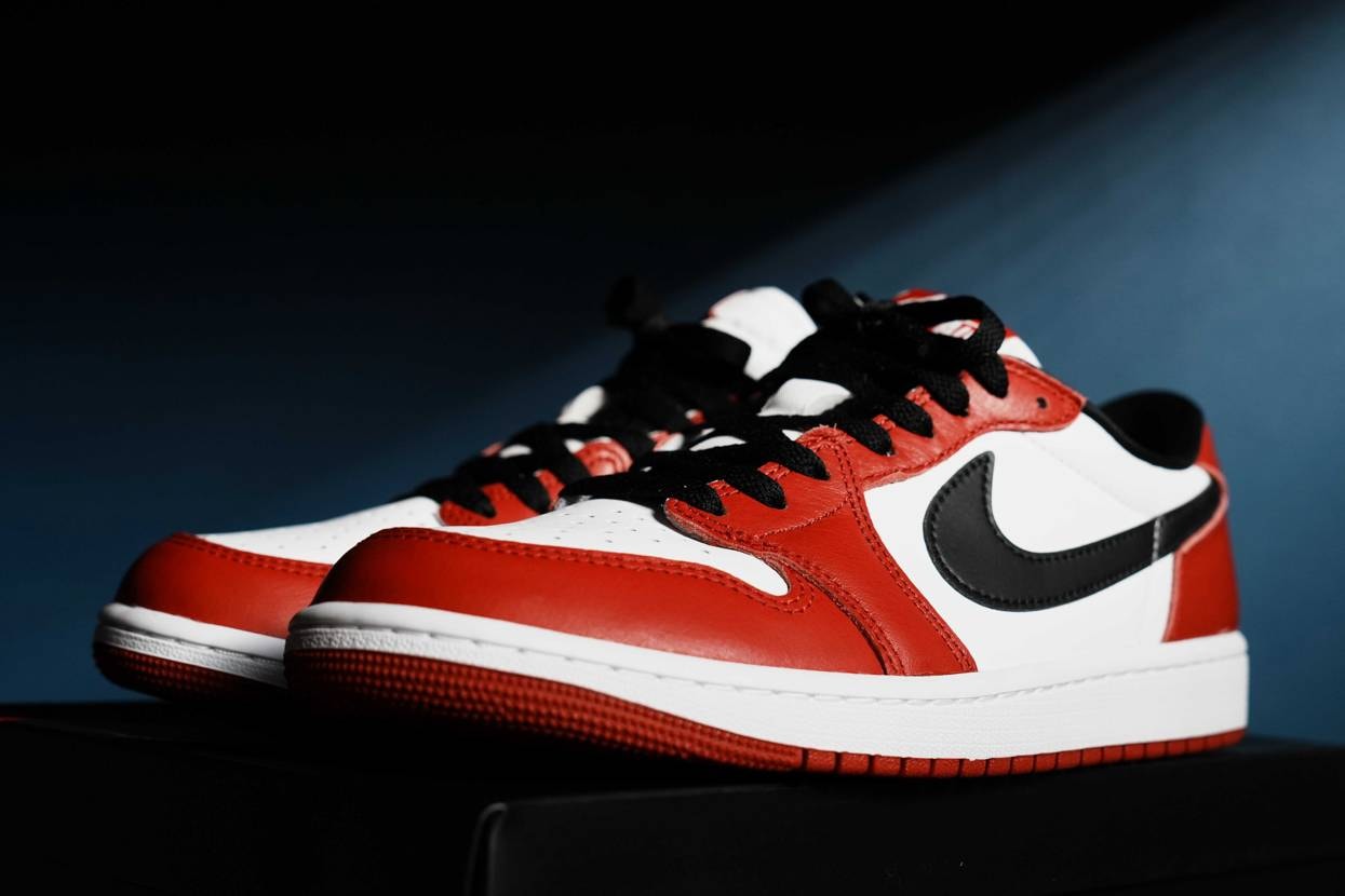 届きましたでやんす。デボスのウィングロゴ、ナイキのタグ、全体