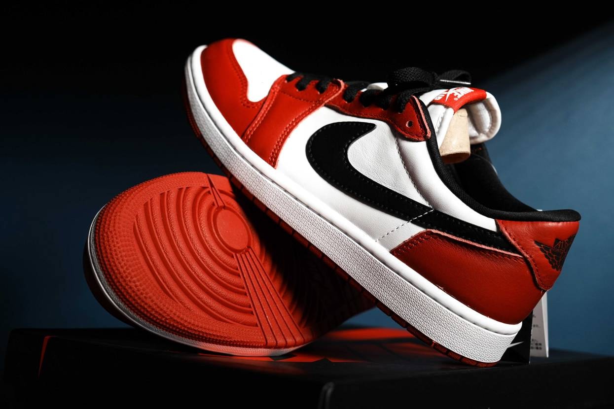 届きましたでやんす。デボスのウィングロゴ、ナイキのタグ、全体