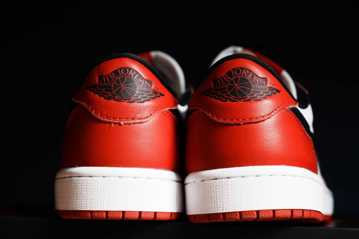 届きましたでやんす。デボスのウィングロゴ、ナイキのタグ、全体