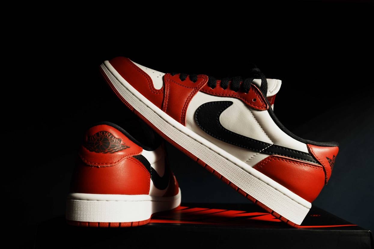 今年発売されたAJ1　low 85royalと今回のchic